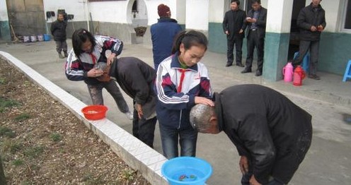 商南縣趙川小學(xué)為敬老院獻(xiàn)愛(ài)心