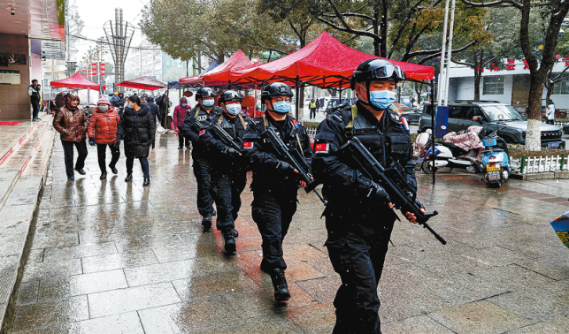 “最美警色”守護節日平安