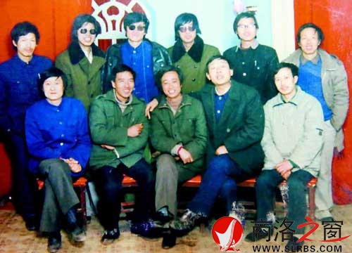 1989年陳黨繼（前中）離開商洛時(shí)與文友合影留念