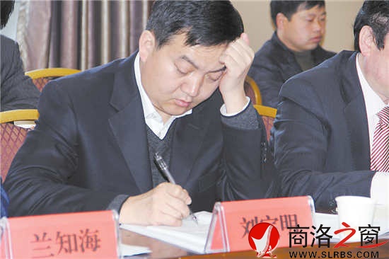 代表認真研讀政府工作報告，反復推敲發(fā)言稿。        （記者 李 亮 攝）