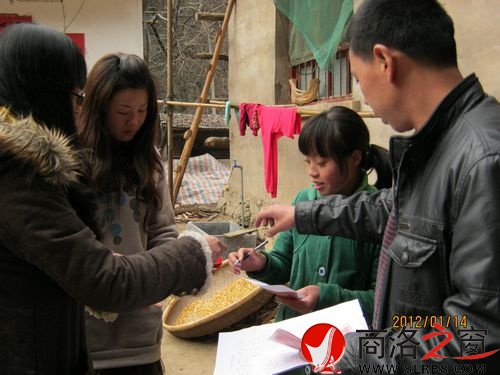 金鳳村三組雙女戶孟遠(yuǎn)麗領(lǐng)取慰問(wèn)金場(chǎng)景.jpg