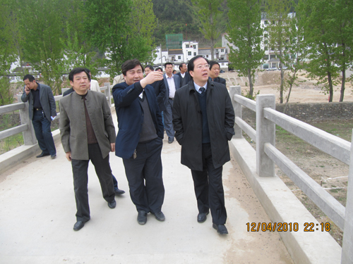 縣長陸邦柱深入金絲峽旅游產(chǎn)業(yè)示范區(qū)項(xiàng)目建設(shè)工地研究解決園區(qū)建設(shè)問題.jpg