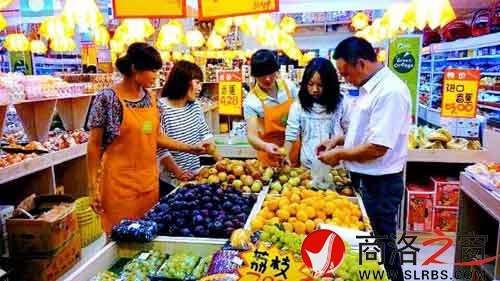 環境優美的水果專賣店里，店員耐心地幫著顧客挑選水果。