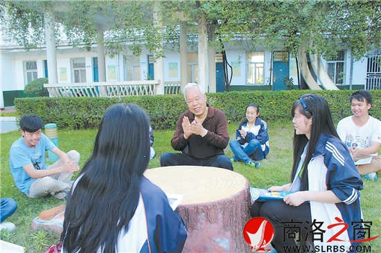 今年高考前夕，呂清太老師來到商南高級中學對參加高考的學生進行心里輔導。